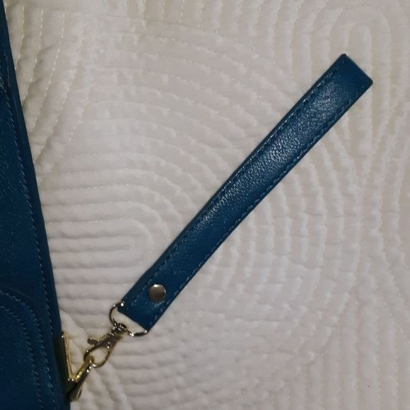 Mislogirl clutch with gold chain & wrist strap optional - Picture 10 of 10